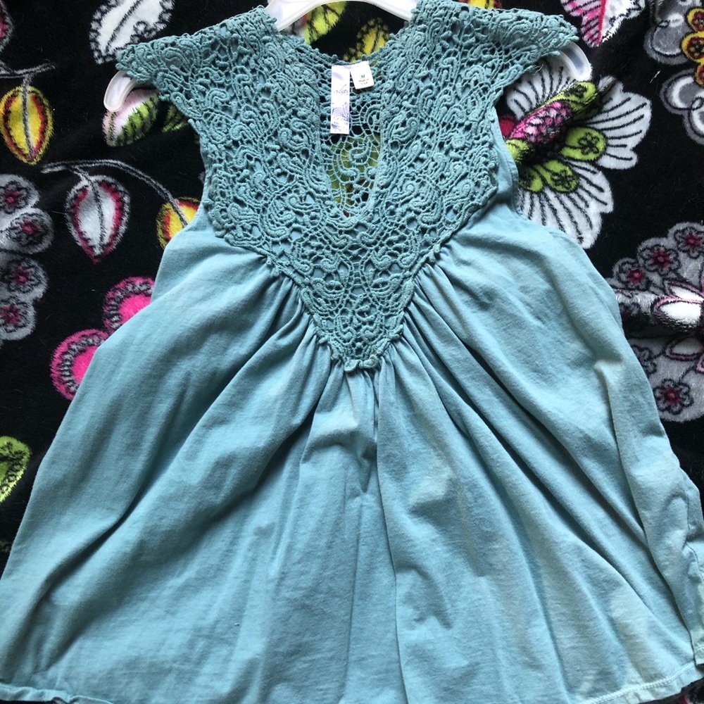 3/4 cap sleeve Size M light blue colored top, knit